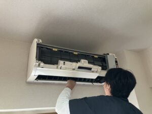 エアコンが臭い！イヤな臭いの原因と対処法を紹介します