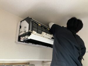 エアコンが臭い！イヤな臭いの原因と対処法を紹介します