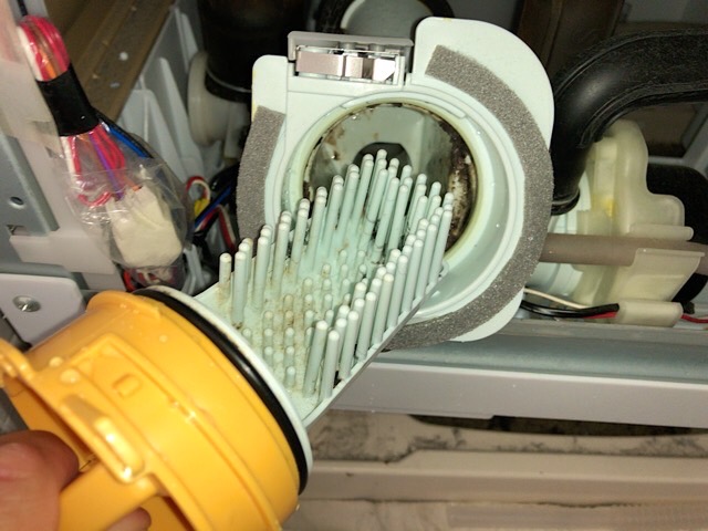 洗濯機の下から水が溢れてきた！原因と対処法を紹介します