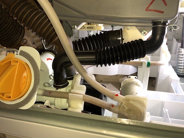 【ドラム式洗濯機全般】内部詰まりが起きた時の原因と解消方法を紹介します