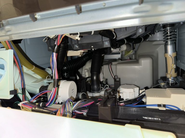 【ドラム式洗濯機全般】内部詰まりが起きた時の原因と解消方法を紹介します