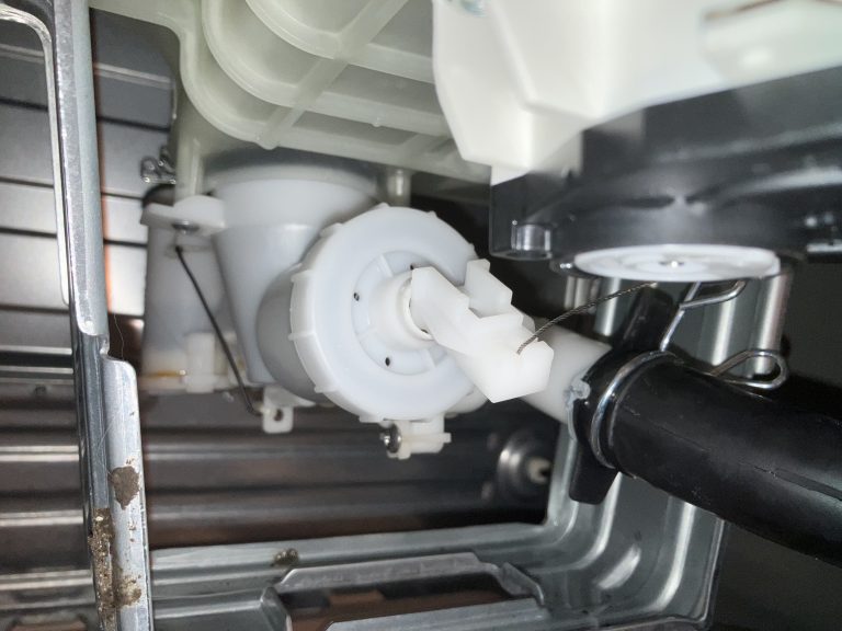 【ドラム式洗濯機全般】内部詰まりが起きた時の原因と解消方法を紹介します