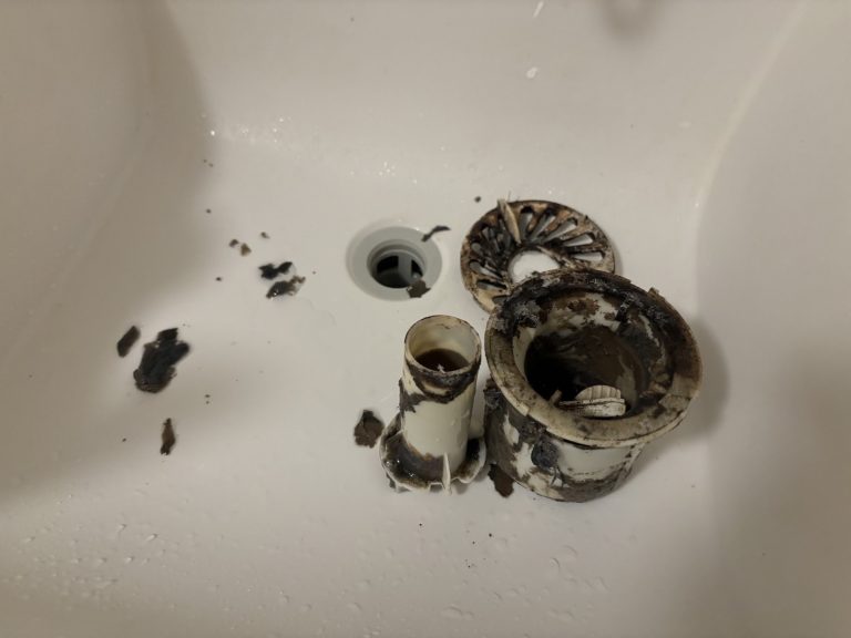 洗濯機の下から水が溢れてきた！原因と対処法を紹介します