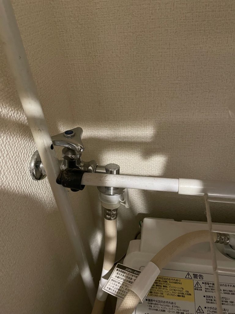 洗濯機の下から水が溢れてきた！原因と対処法を紹介します