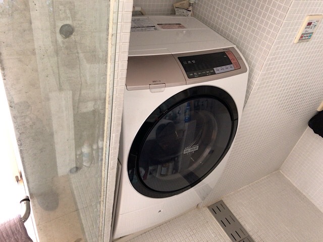 洗濯機の下から水が溢れてきた！原因と対処法を紹介します