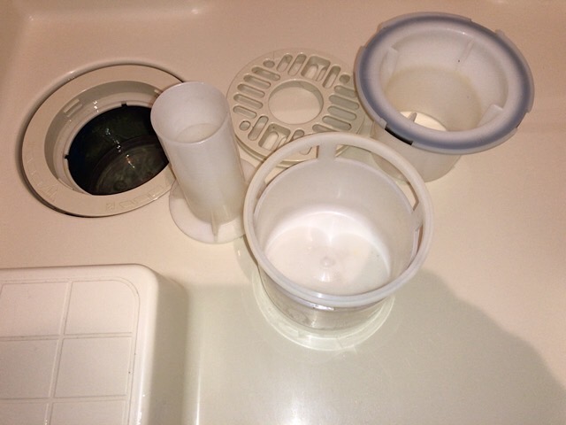 洗濯機の排水口の臭いがキツい！原因と対処方法