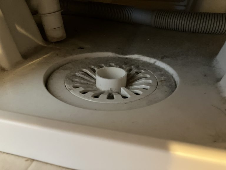 洗濯機の排水口の臭いがキツい！原因と対処方法