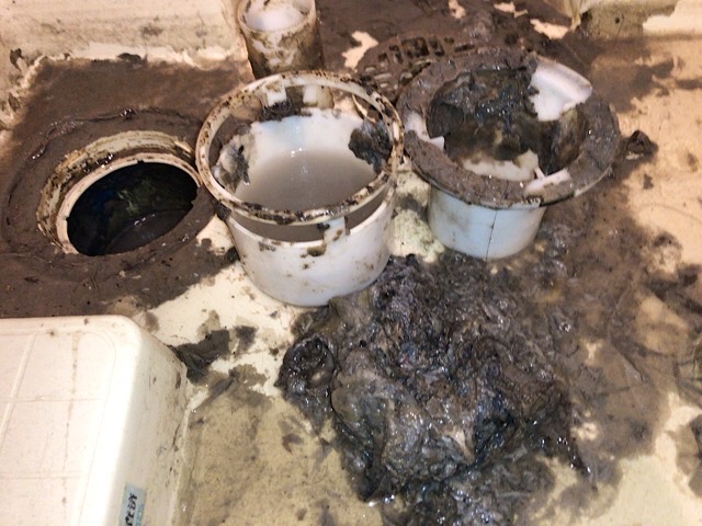 洗濯機の排水口の臭いがキツい！原因と対処方法