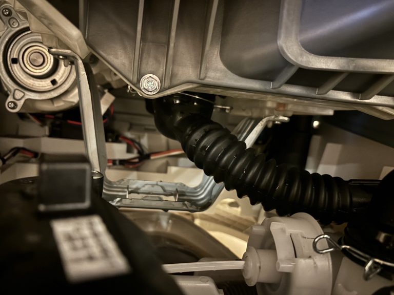 洗濯機の下から水漏れが起きた時の原因と対処法を紹介します