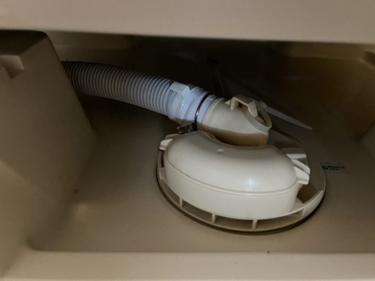 洗濯機の排水口の汚れと臭い除去！自分で出来る掃除と予防方法