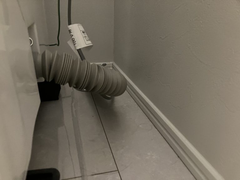 洗濯機の下から水漏れが起きた時の原因と対処法を紹介します