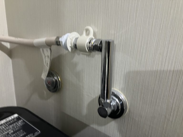 洗濯機の下から水漏れが起きた時の原因と対処法を紹介します