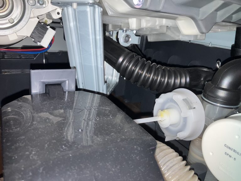 洗濯機の下から水漏れが起きた時の原因と対処法を紹介します