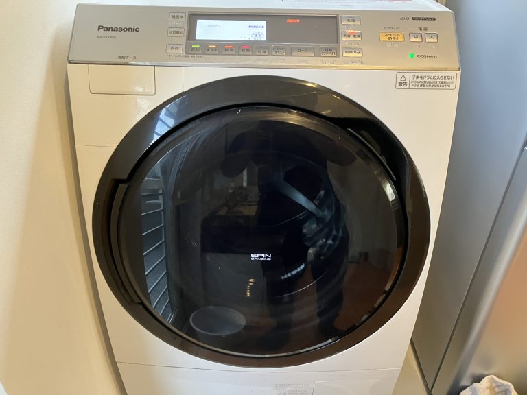 洗濯機の下から水漏れが起きた時の原因と対処法を紹介します