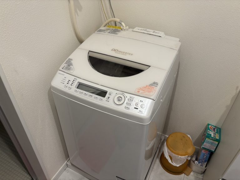 洗濯機の下から水漏れが起きた時の原因と対処法を紹介します