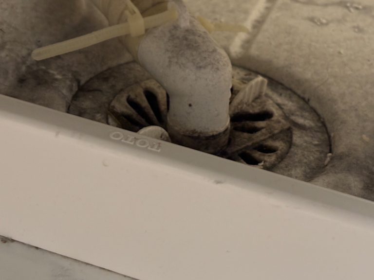 洗濯機の下から水漏れが起きた時の原因と対処法を紹介します