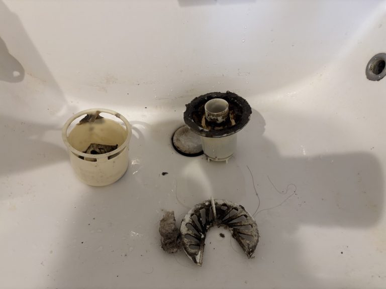 洗濯機の下から水漏れが起きた時の原因と対処法を紹介します