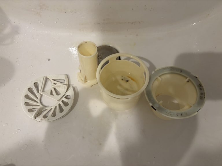 洗濯機の下から水漏れが起きた時の原因と対処法を紹介します