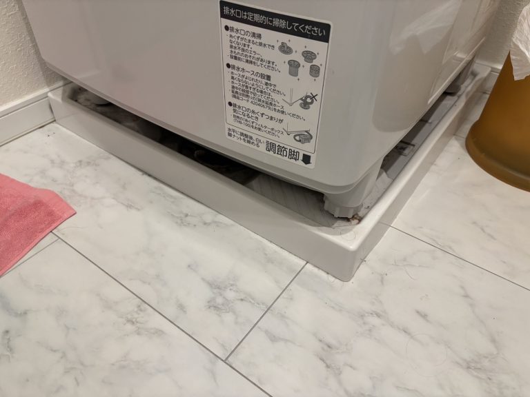 洗濯機の下から水漏れが起きた時の原因と対処法を紹介します