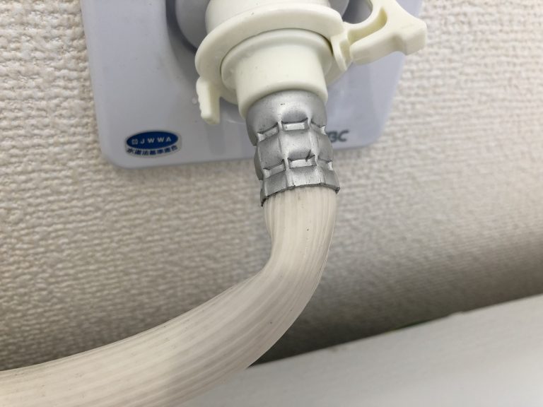 超簡単！洗濯機の給水ホースから水漏れした時の原因と対処法