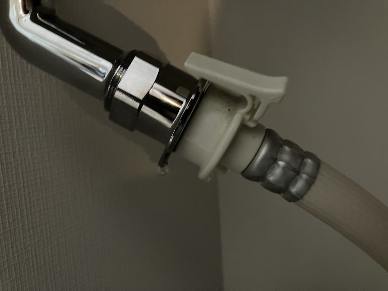 超簡単！洗濯機の給水ホースから水漏れした時の原因と対処法