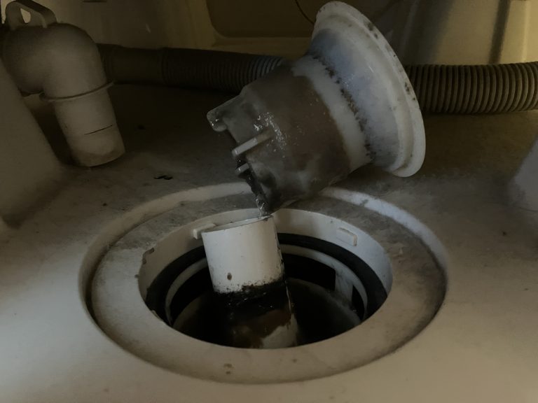 洗濯機の排水口の汚れと臭い除去！自分で出来る掃除と予防方法