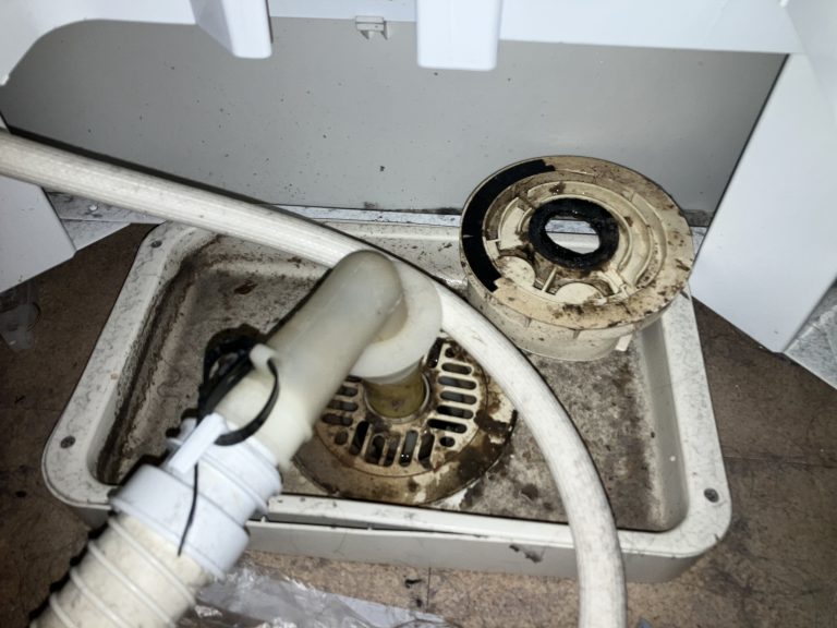 簡単！洗濯機の排水ホースから水漏れが起きた時の対処法を紹介します