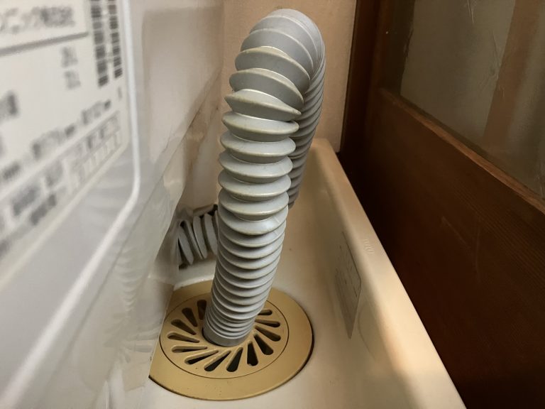 簡単！洗濯機の排水ホースから水漏れが起きた時の対処法を紹介します