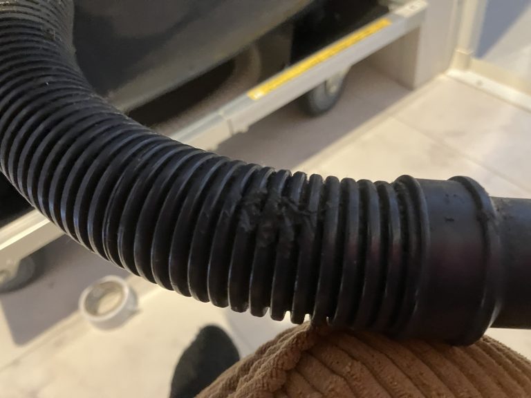 簡単！洗濯機の排水ホースから水漏れが起きた時の対処法を紹介します