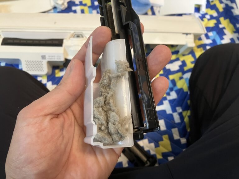 エアコンが臭い！イヤな臭いの原因と対処法を紹介します