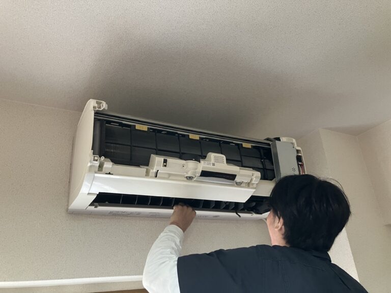 エアコンが臭い！イヤな臭いの原因と対処法を紹介します