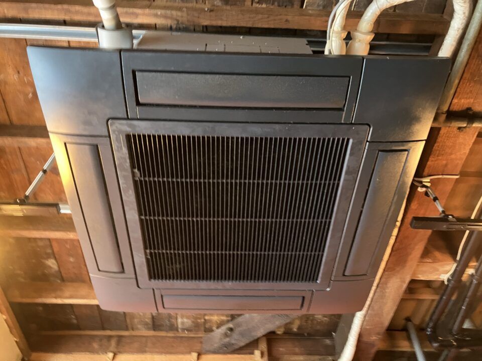 横浜市神奈川区【業務用エアコン分解洗浄】専門業者の作業事例