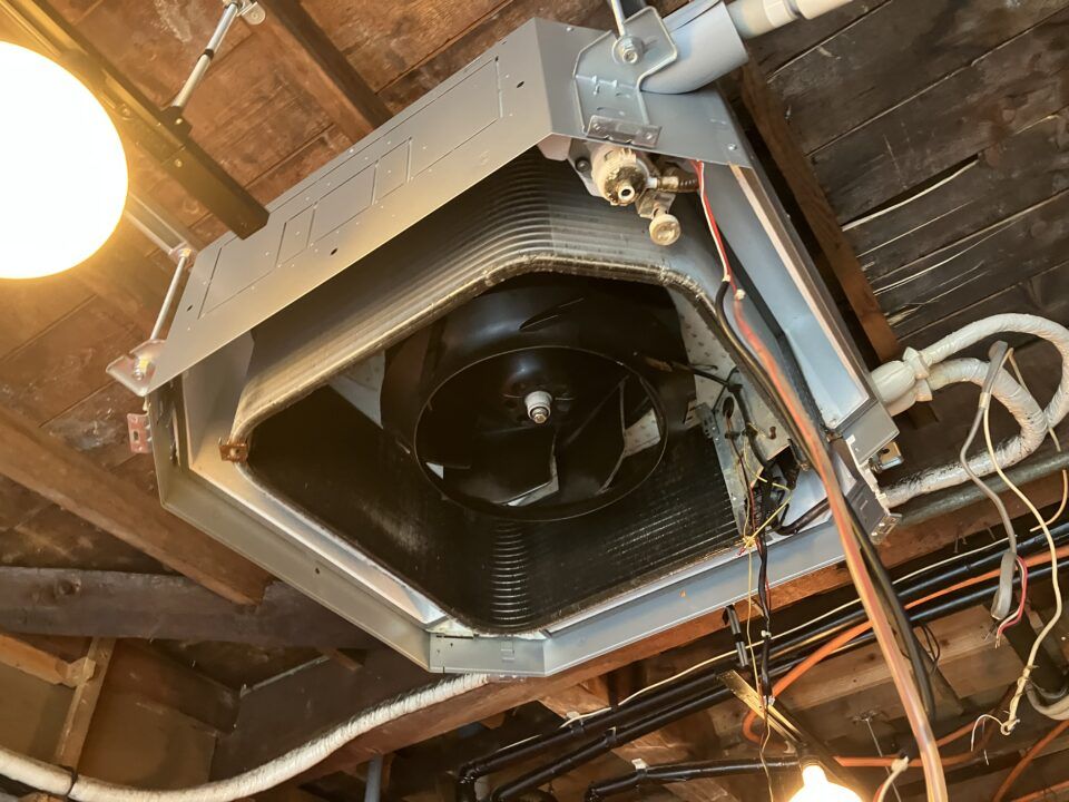 横浜市神奈川区【業務用エアコン分解洗浄】専門業者の作業事例