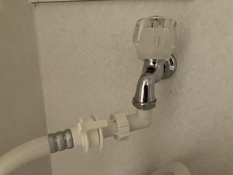 洗濯機から水漏れ！？たまに床が濡れている時に考えられる原因と対処法