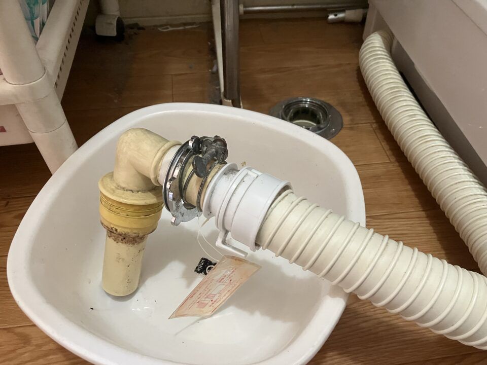 洗濯機から水漏れ！？たまに床が濡れている時に考えられる原因と対処法