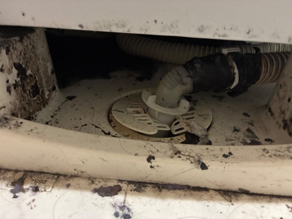 洗濯機から水漏れ！？たまに床が濡れている時に考えられる原因と対処法